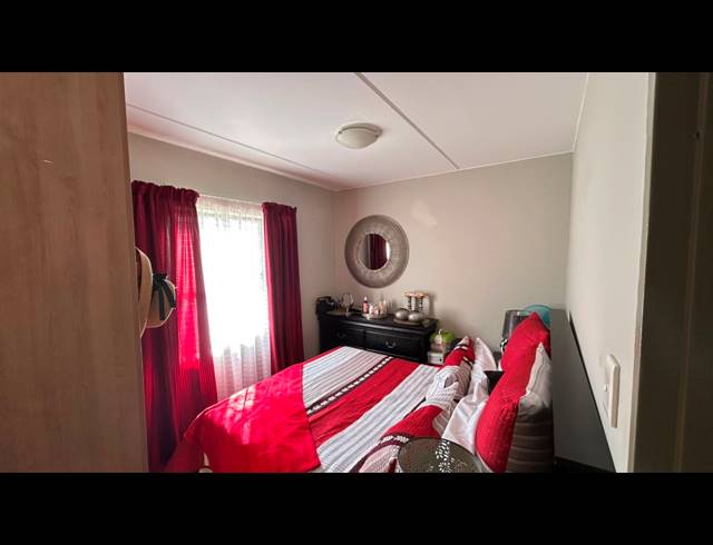 2 BEDROOM FLAT FOR SALE IN OLIFANTSVLEI